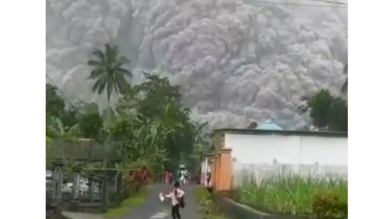 Gunung Semeru Erupsi Hujan Abu Di Lumajang Ruber Id