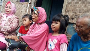 Sekeluarga yang Tinggal di Makam Terima Bantuan dari Ibu-ibu Bhayangkari Polres Sumedang