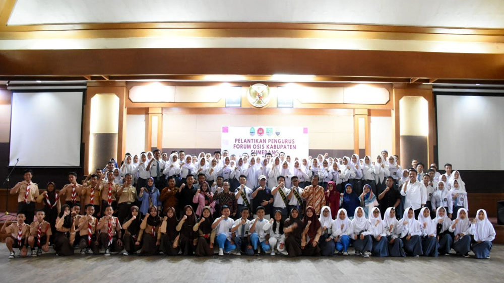 Herman Suryatman Lantik Pengurus Forum OSIS Sumedang