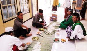 Safari Jumat, Personel Polsek Rajapolah Bersih-bersih Masjid di Desa Rajamandala