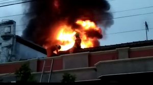 Pabrik Plastik Dollar di Cikurubuk Tasik Dilalap si Jago Merah, Petugas Kesulitan Padamkan Api