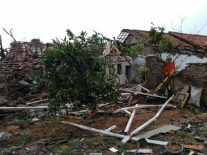 Puting Beliung Rancaekek: Ratusan Rumah Rusak, Warga Masik Syok