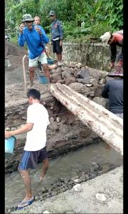 Warga Dusun Pasir Gawing Gotong Royong Perbaiki Jembatan Penghubung Jalan yang Ambrol