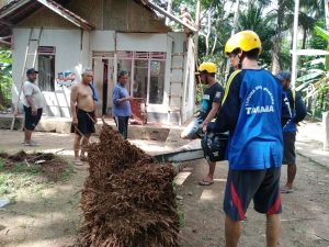 Angin Kencang Melanda Pangandaran, Rumah Darsu Tertimpa Pohon yang Tumbang