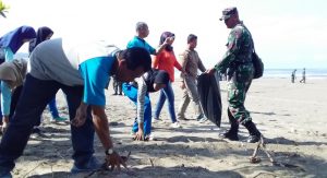 HPSN 2019, TNI/Polri Ciamis Bersihkan Pantai Pangandaran dari Sampah