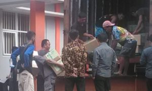 Belasan Warga Bantu Turunkan Surat Suara Caleg Kabupaten di KPU Sumedang
