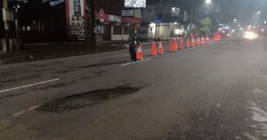 Dibiarkan Menganga, Lubang Besar di Jalan Mayor Abdurrachman Terus Makan Korban
