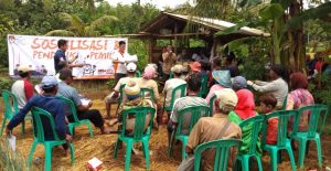 Petani Penggarap Kawasan Hutan Diajari KPU Pangandaran Cara Mencoblos