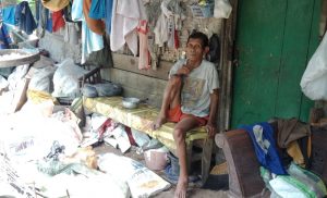 Cerita Kakek Tua Sebatang Kara, Tinggal Digubuk Reyot, Tak Lagi Dapat Bantuan Raskin dan Bertahan Hidup Jadi Buruh Angkut Sampah di Pangandaran