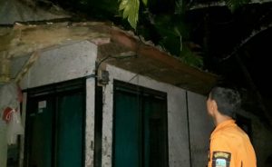 Rumah Warga Pangandaran Tertimpa Pohon Tumbang