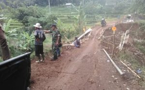 Bersama Koramil, Warga Cilayung Jatinangor Swadaya Perbaiki Jalan Rusak