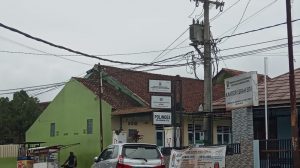 Melintang dan Turun ke Jalan, Kabel PLN di Depan Kantor Kelurahan Situ Bahayakan Warga