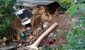 Tebing 20 Meter Longsor, 1 Rumah di Talegong Garut Rusak Parah