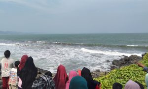 Cerita Buaya di Pantai Timur Pangandaran: Hebohkan Wisatawan, Beredar Meme Lucu Hingga Sempat Dikira Bohongan