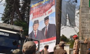 Baliho Presiden Prabowo di Jatinangor Dicopot Bawaslu Sumedang