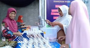 Kampung Ramadan Al Hikmah, Takjil Gratis Ajak Warga Makmurkan Masjid