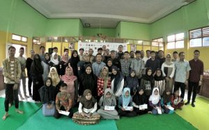 Komunitas Wirausaha Peduli Sumedang Bagikan Donasi di Sekitar Masjid At-Taqwa