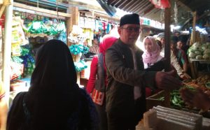 Pantau Harga Sembako di Pasar Parakanmuncang Sumedang, Gubernur Emil: Warga Jangan Belanja Berlebihan