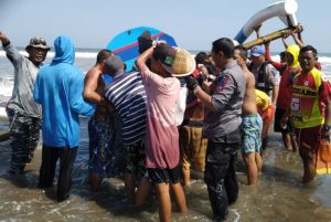 Bawa 4 Wisatawan, Kapal Pesiar Terbalik di Pantai Barat Pangandaran