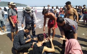 Empat Wisatawan Korban Perahu Terbalik di Pantai Barat Pangandaran Dievakuasi