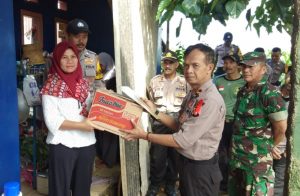 Polsek Tanjungsari Santuni Korban Kebakaran di Sukasari Sumedang