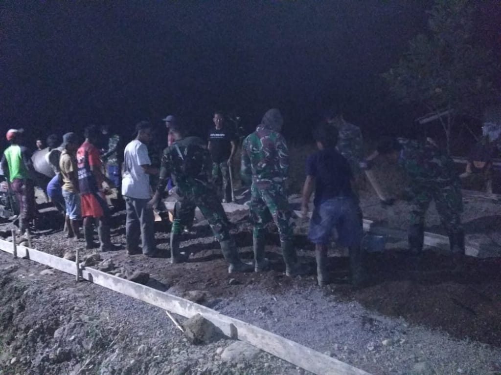 Dengan Pencahayaan Seadanya, Warga di Dua Kecamatan Beserta TNI Gotong Royong Bangun Jalan Sampai Malam