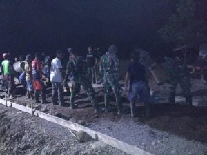 Dengan Pencahayaan Seadanya, Warga di Dua Kecamatan Beserta TNI Gotong Royong Bangun Jalan Sampai Malam
