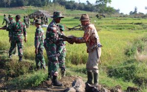 Hari Pertama TMMD ke 105: Bersama Warga, TNI Gotong Royong Kumpulkan Batu Belah