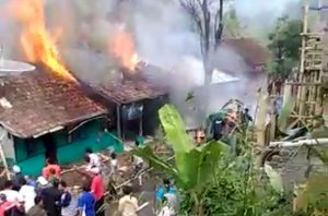 Api Knalpot Motor Sambar Bensin 80 Liter: Warung, Rumah dan Bengkel di Rancakalong Sumedang Ludes Terbakar