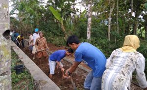 Jelang Musim Hujan, Warga di Kota Banjar Gotong Royong Bersihkan Sampah dan Tanah di Drainase