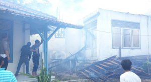 Rumput Ilalang Kering Terbakar, Rumah Kosong di Tomo Sumedang Ikut Ludes