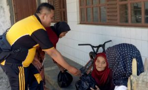 Polres Sumedang Dampingi Legislator Santuni 85 Jompo dan 9 Anak Yatim di Tanjungkerta