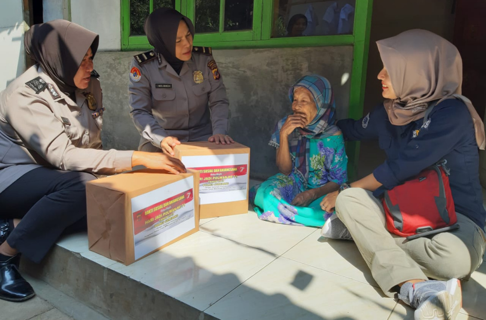 HUT ke 71 Polisi Wanita, Polwan Sumedang Santuni Jompo