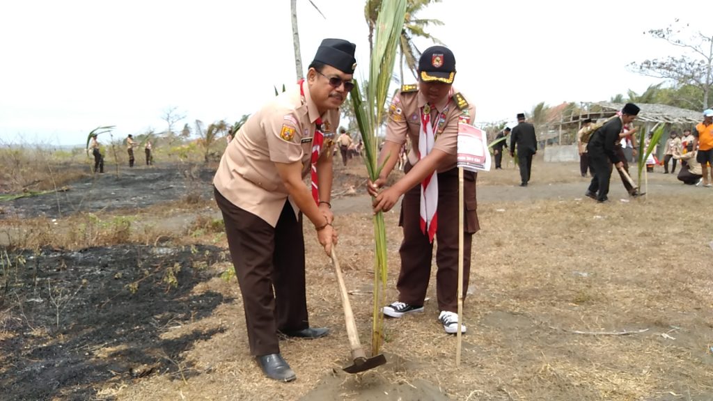 Peringati Hari Pramuka ke 58, Kwarcab Pangandaran Tanam 2019 Pohon Kelapa