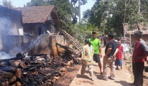 Api di Tungku Sebabkan Rumah di Cisitu Terbakar