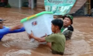 TNI Bantu Korban Banjir, Dandim Minta Siaga