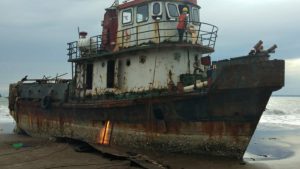 Sebulan Terdampar di Pantai Pangandaran, Kapal Oscar Aquaria Dipotong