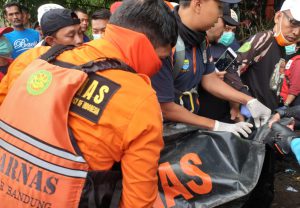 Bocah Tenggelam di Parit di Bandung Ditemukan, 1 Lagi Masih Dicari Basarnas Bandung