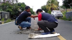 Cegah Lakalantas, Jurnalis Pangandaran Tutup Lubang di Ruas Jalan Nasional