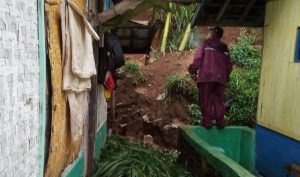 Hujan Deras, Rumah Warga di Sindulang Cimanggung Diterjang Longsor