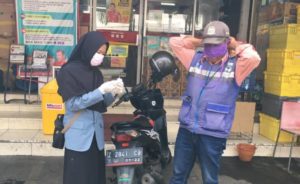 Mahasiswa UPI Sumedang Melawan Corona, Bagikan Masker dan Hand Sanitizer