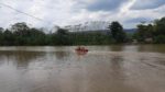 Tim SAR Cari Korban Tenggelam di Sungai Citanduy Ciamis Pakai APD COVID-19