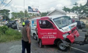 Mobil Pengangkut Miras Tabrakan di Jalan Semarang-Solo Jawa Tengah