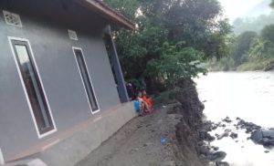 Bikin Was-was! Abrasi Sungai Cisaarlanang Mengancam Rumah Warga Tomo Sumedang