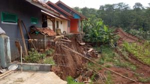 Tanah Bergerak Akibat Proyek Tol Cisumdawu, Ancam Rumah Warga di Sumedang