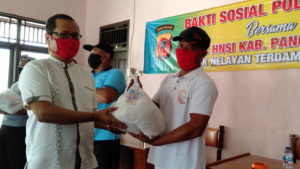 Polda Jabar dan HNSI Pangandaran Bagikan Ratusan Paket Sembako ke Buruh Nelayan