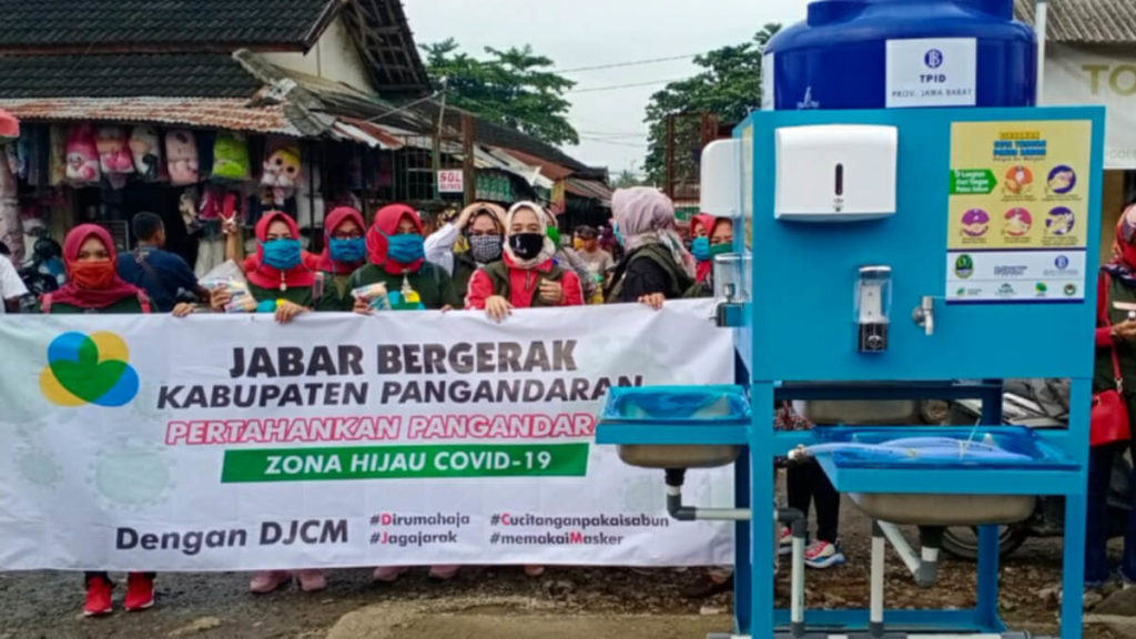 Simbolis, Jabar Bergerak Pangandaran Pasang Wastafel Portable di Pasar Pananjung
