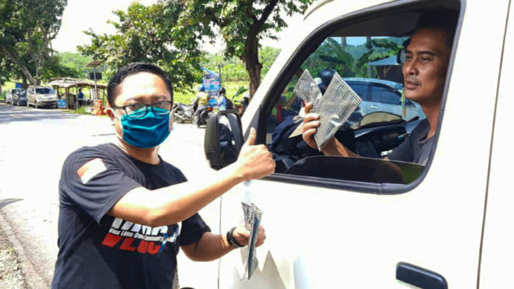 Komunitas Sedan Vios Bagikan 1.000 Masker di Perbatasan Pangandaran