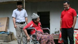 Tak Bisa Jalan, Warga di Pangandaran Ini Dapat Bantuan Kursi Roda dari Ketua DPRD