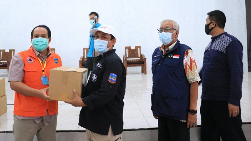 Kemenpar Salurkan 4.125 Paket Sembako Untuk Pelaku Wisata di Pangandaran